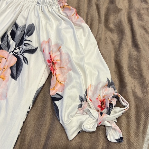 Size large floral off the shoulder, ties on the 3/4 sleeve - Picture 3 of 4